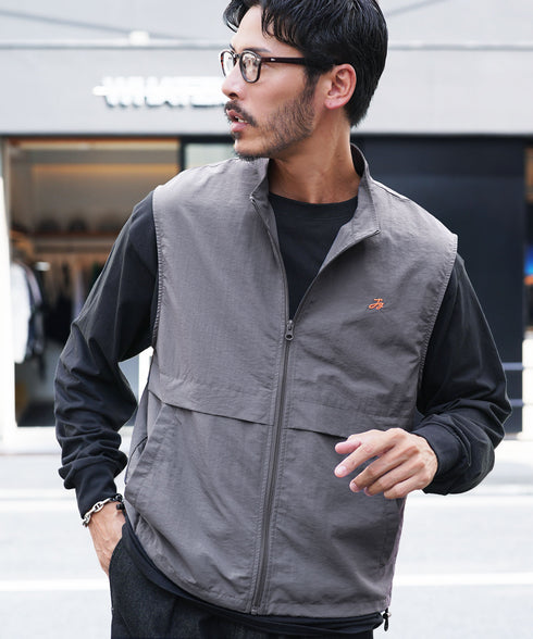 ナイロンベスト シャカシャカ セットアップ可 | ベスト メンズ 軽い シャカシャカ 軽量 ワンポイント 刺繍 ドローコード 裾絞れる アウトドア ライトアウター カジュアル きれいめ 大人 春 夏 秋 春服 夏服 チャコール グレー ブラウン ベージュ 20代 30代 40代